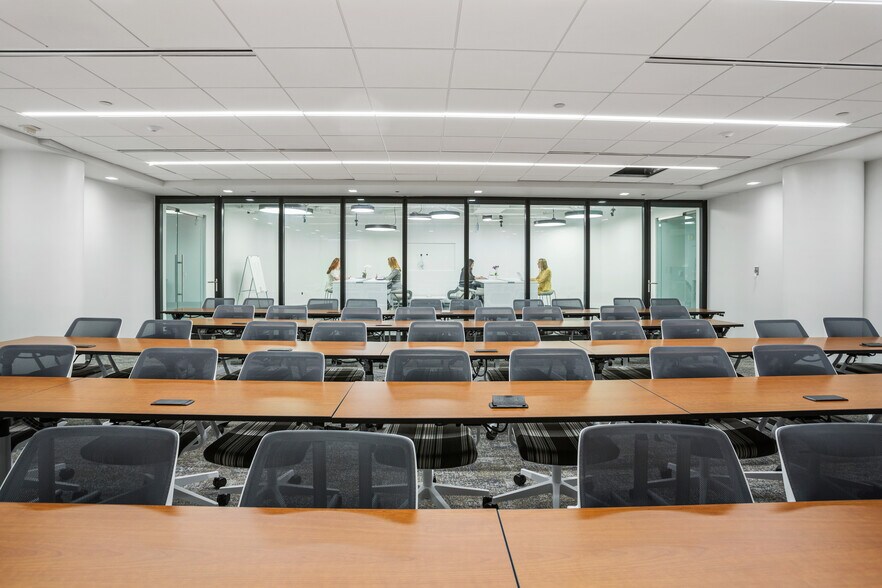 More Photos Of 1300 Pennsylvania Ave NW, Washington Office For Lease