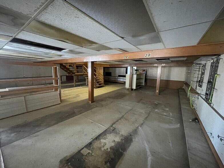 More Photos Of 211 S Elm St, Owosso Flex For Sale