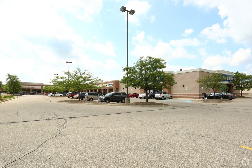 More Photos Of 501-647 N Marketplace Blvd, Lansing Freestanding For Lease