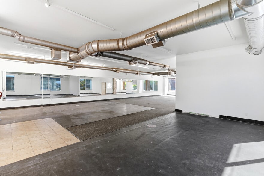 More Photos Of 215 S Citrus Ave, Covina Storefront For Lease