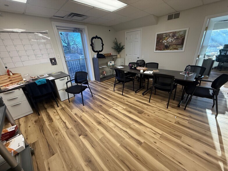 More Photos Of 217 Breckenridge Ln, Louisville Medical For Sale