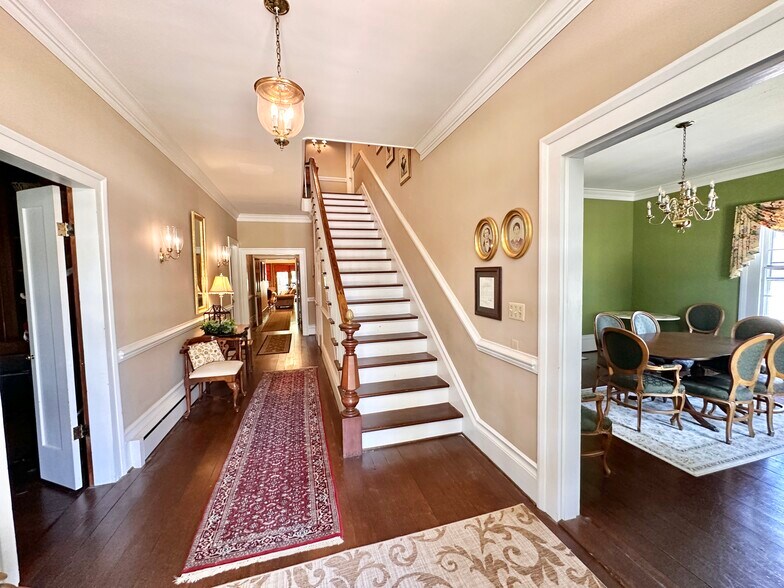 More Photos Of 615 College St, Clinton Hotel For Sale