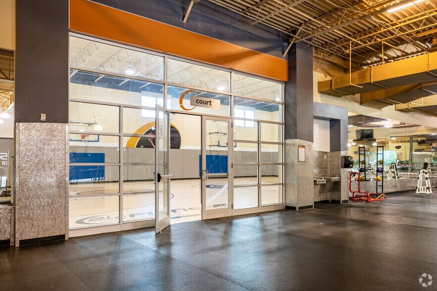 More Photos Of 12400 N Interstate 35, Austin Veterinarian Kennel For Sale