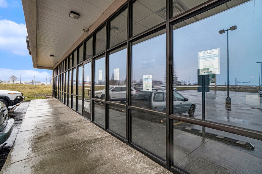 More Photos Of 2363-2365 Vintage Ct, Excelsior Springs Freestanding For Lease