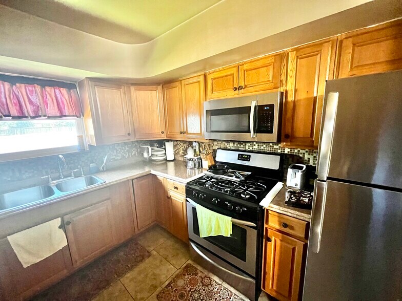 More Photos Of 215 N Broadway St, Post Hotel For Sale