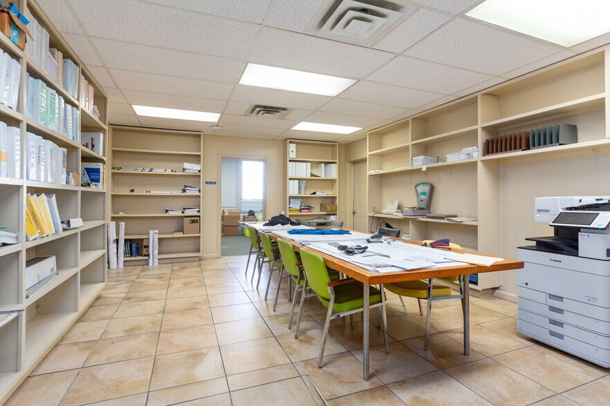 More Photos Of 710 4th St, Shenandoah Warehouse For Sale