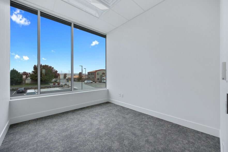 More Photos Of 9425 Sandifur Pky, Pasco Office For Sale