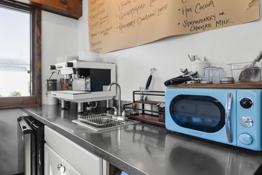 More Photos Of 106 Northside Sq, Petersburg Restaurant For Sale