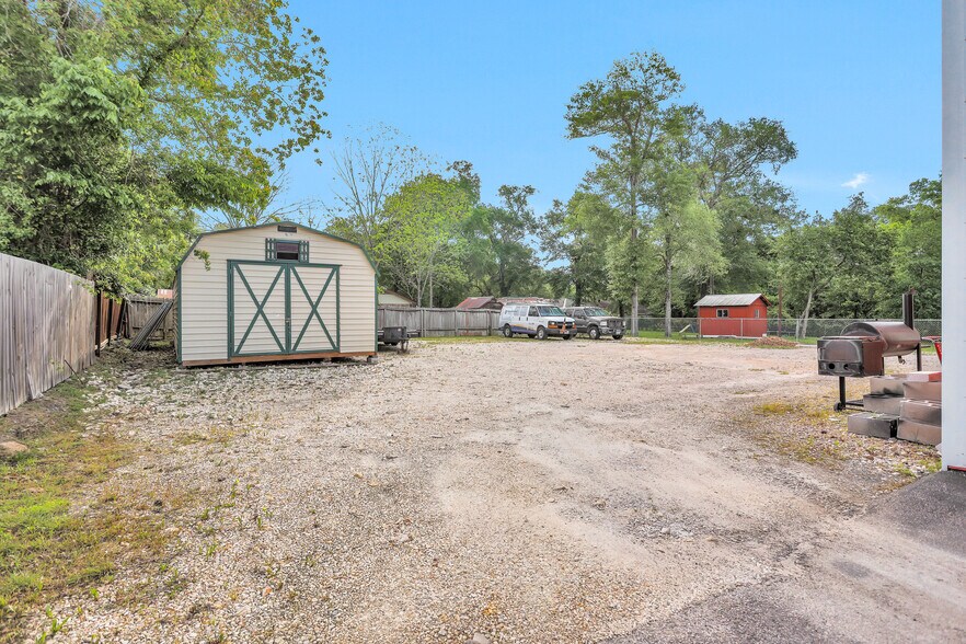More Photos Of 1308 N Frazier St, Conroe Service For Sale