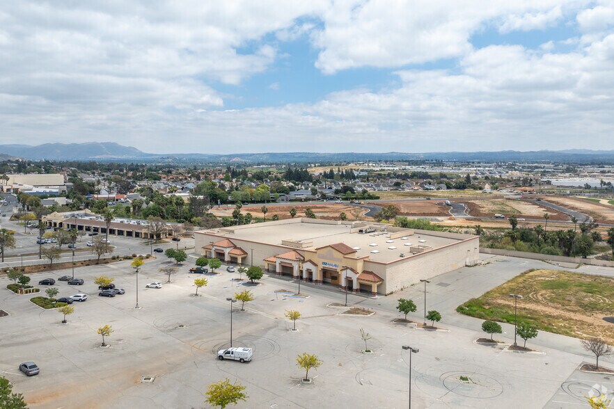 More Photos Of 8310 Limonite Ave, Riverside Supermarket For Lease