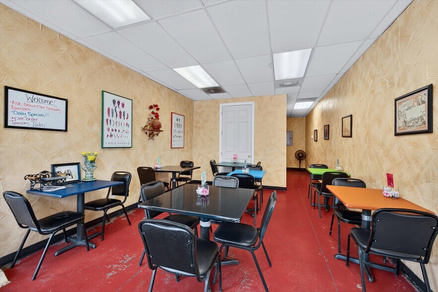 More Photos Of 129 E Wall St, Sherman Showroom For Sale