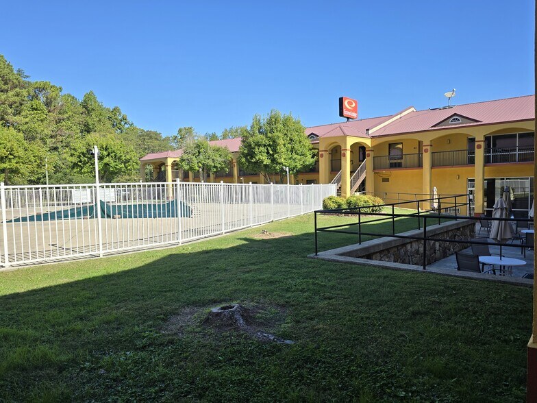 More Photos Of 1507 N Tibbs Rd, Dalton Hotel For Sale