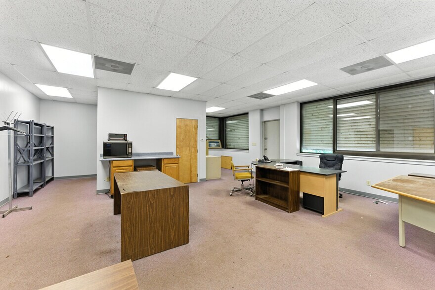 More Photos Of 15 Whipple St, Springfield Distribution For Sale