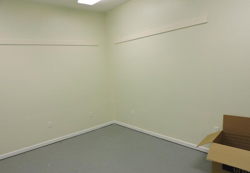 More Photos Of 1635 Farm Way, Middleburg Warehouse For Sale