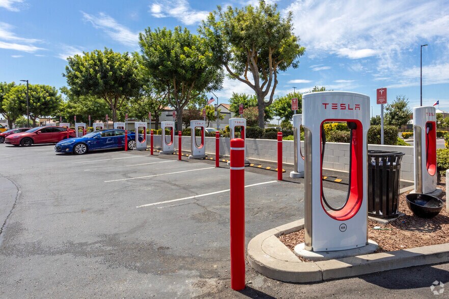 More Photos Of 1645 Countryside Dr, Turlock Unknown For Lease