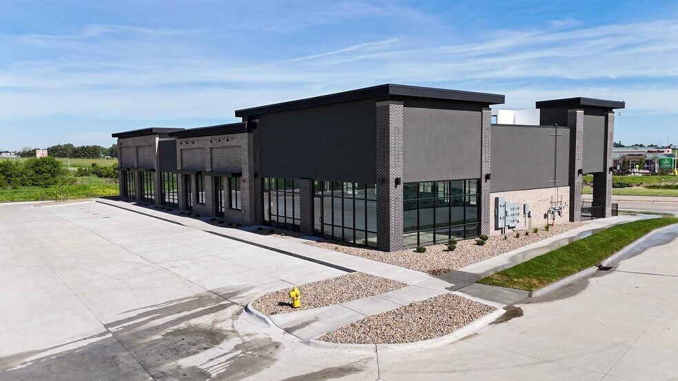 More Photos Of 10100 Plum Dr, Urbandale Restaurant For Lease