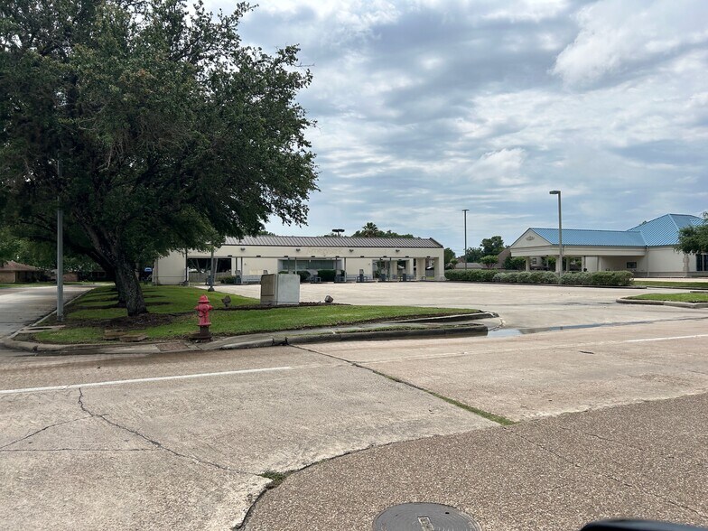 More Photos Of 723 Rollingbrook Dr, Baytown Office For Sale