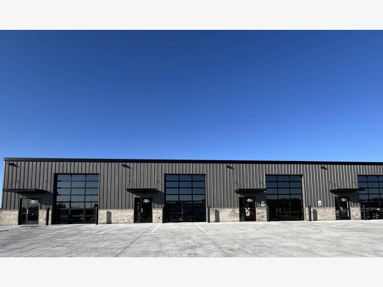 More Photos Of 23801 Southwest St, Waterloo Flex For Sale