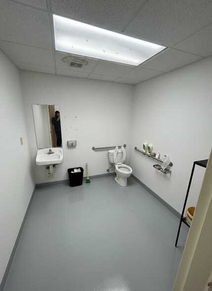 More Photos Of 901-965 Northwest Blvd, Winston-Salem Flex For Lease