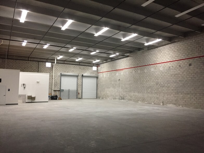 More Photos Of 7900 NW 71st St, Miami Warehouse For Lease