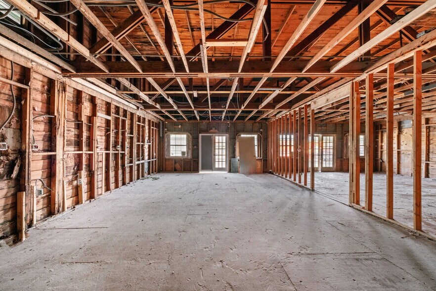 More Photos Of 2219 S Flores St, San Antonio Freestanding For Sale