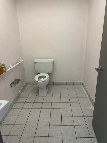 More Photos Of 6507-6511 Bowness Rd NW, Calgary Storefront For Lease