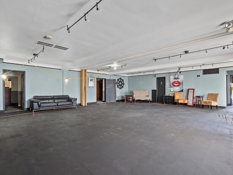 More Photos Of 2670 Chalmers St, Detroit Office For Sale