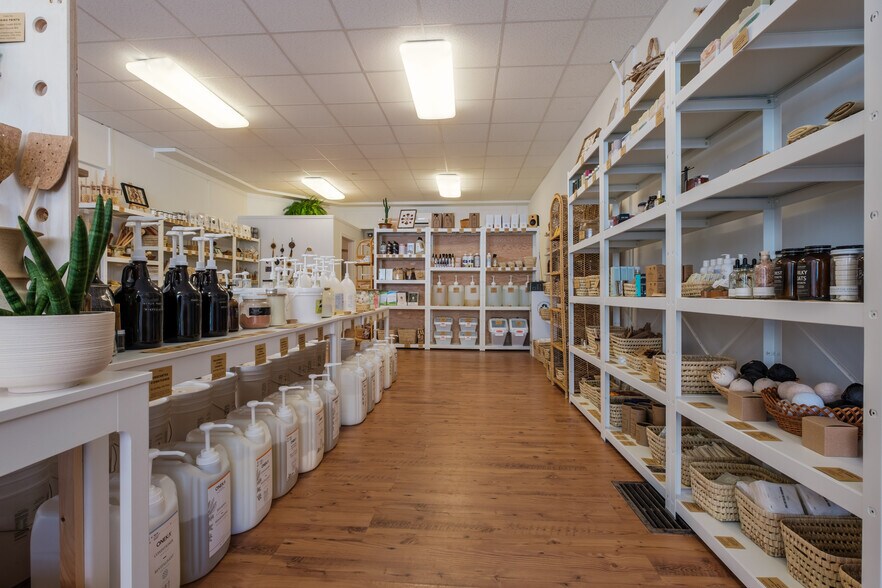 More Photos Of 155-159 Wellington St, Kingston Storefront Retail Residential For Lease