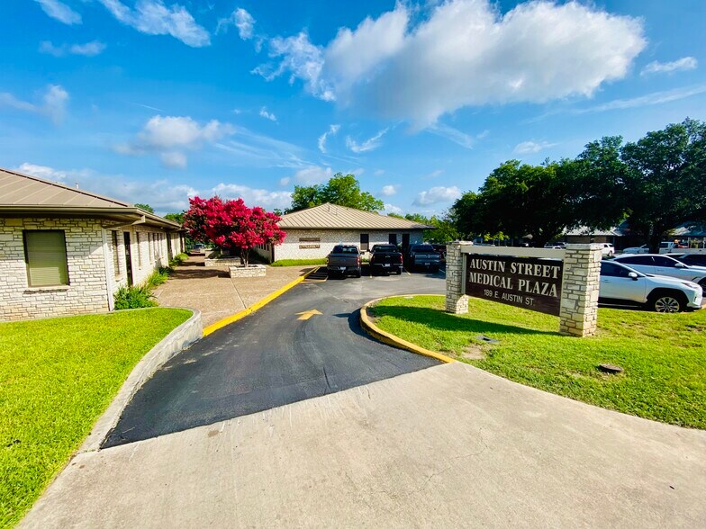 Primary Photo Of 189 E Austin St, New Braunfels Medical For Lease