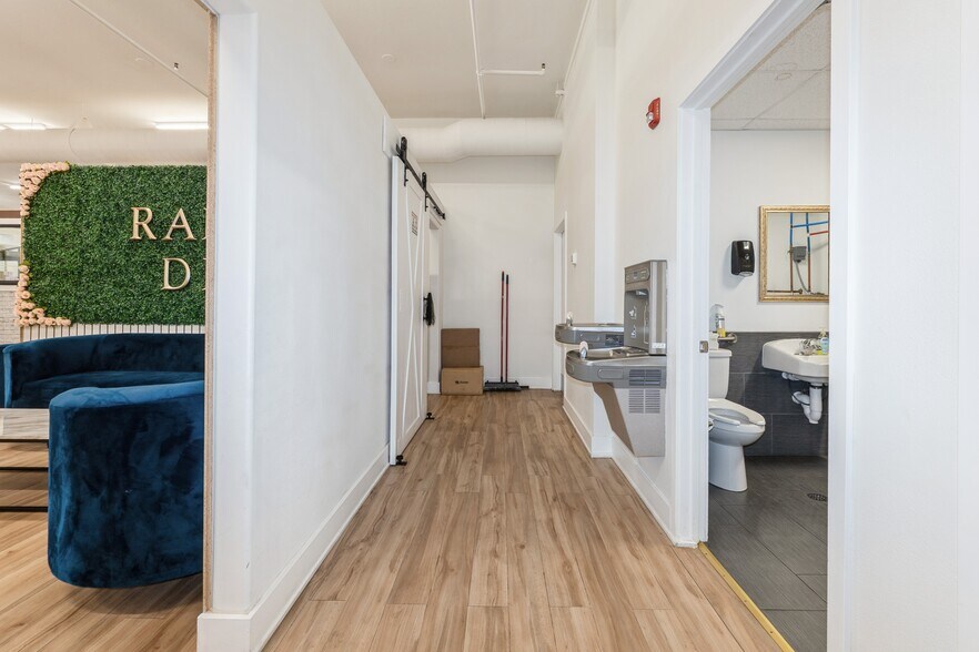 More Photos Of 5500 Merle Hay Rd, Johnston Storefront For Sale