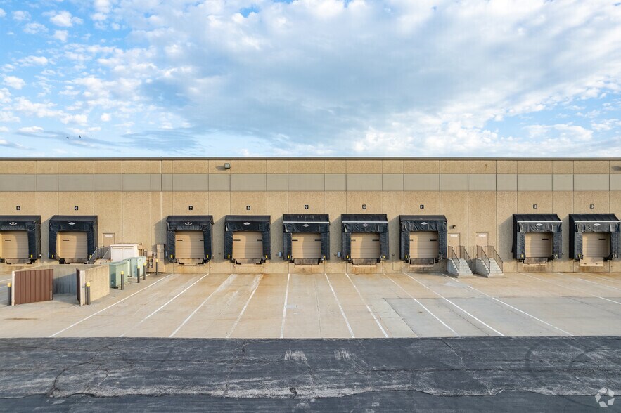 More Photos Of 10504-10630 W 79th St, Shawnee Warehouse For Lease