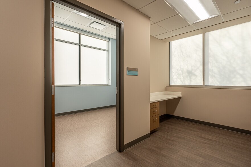 More Photos Of 140 Hansen Blvd, North Aurora Medical For Lease