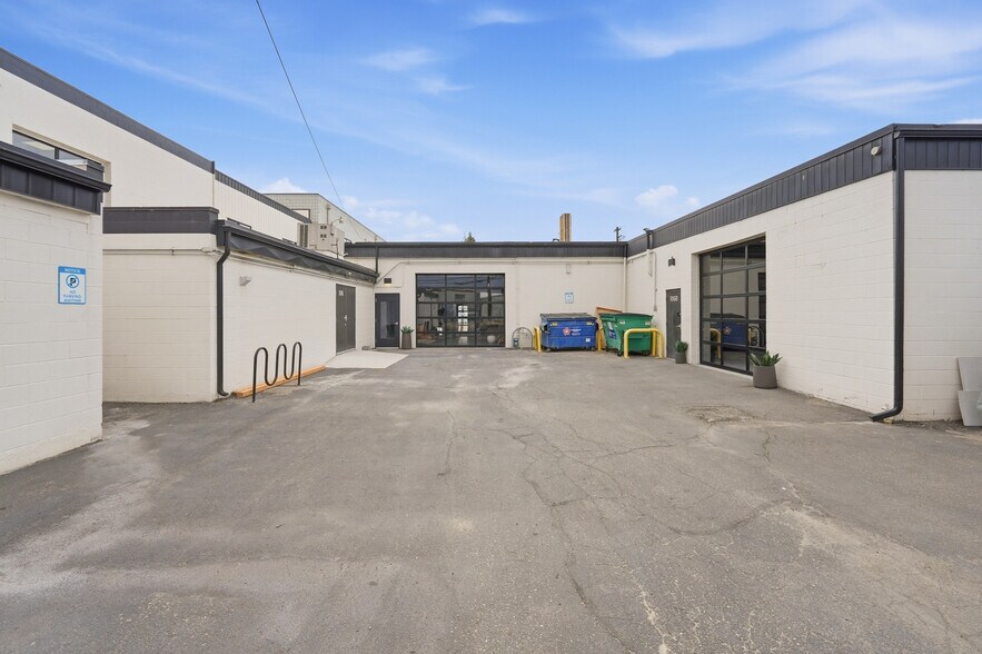 More Photos Of 104-108 W 31st St, Garden City Light Manufacturing For Sale