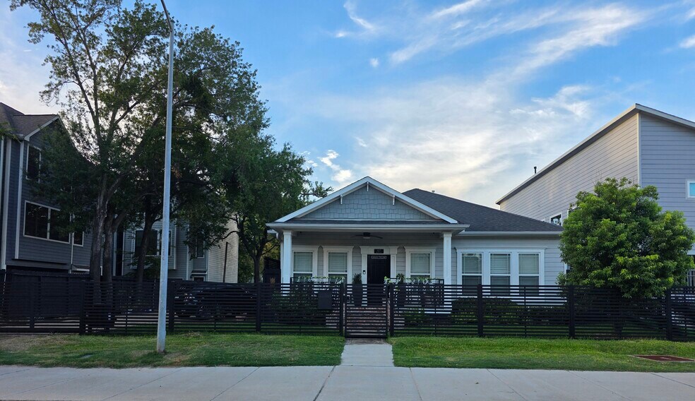 Primary Photo Of 827 W 19th St, Houston Office Residential For Sale
