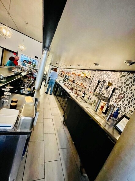 More Photos Of 303 S Main St, Jonesboro Storefront Retail Office For Lease