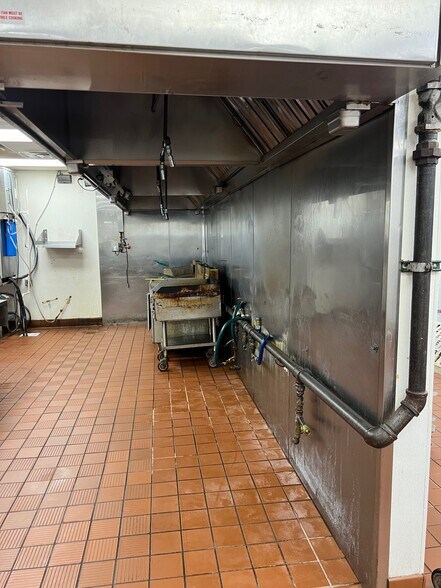 More Photos Of 10811 NE 23rd St, Spencer Restaurant For Lease