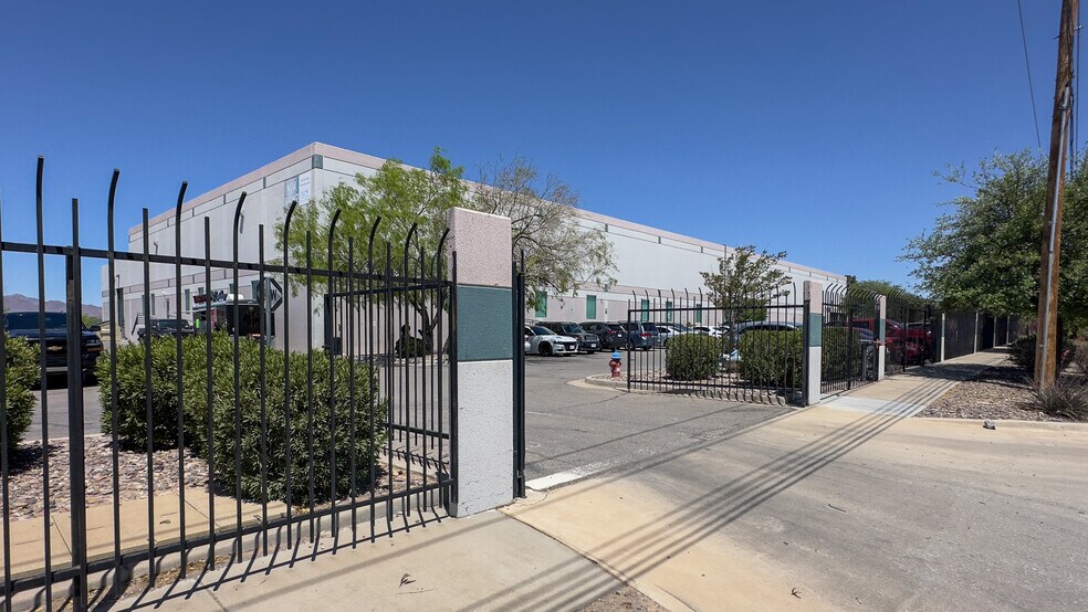 More Photos Of 10365 Railroad Dr, El Paso Warehouse For Sale