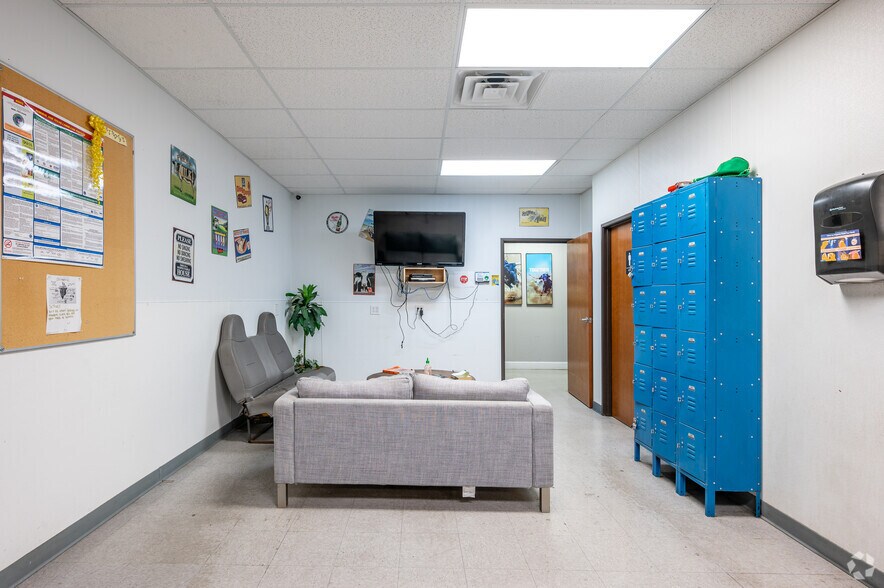 More Photos Of 1210 Metro Park Blvd, Lewisville Distribution For Lease