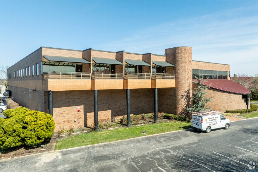 More Photos Of 4 Tri Harbor Ct, Port Washington Flex For Sale