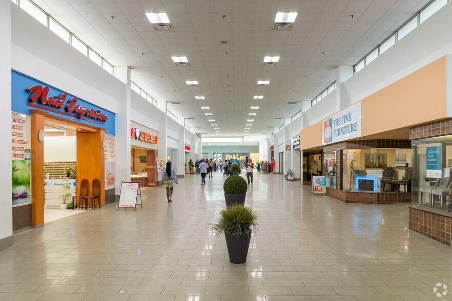 More Photos Of 7215 Goreway Dr, Mississauga Storefront For Lease