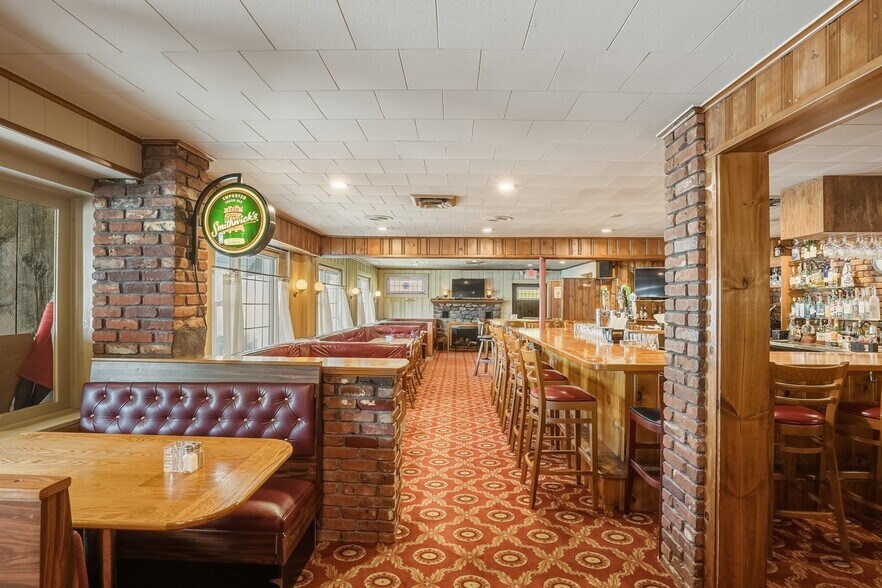 More Photos Of 650 N Main St, Sheffield Restaurant For Sale