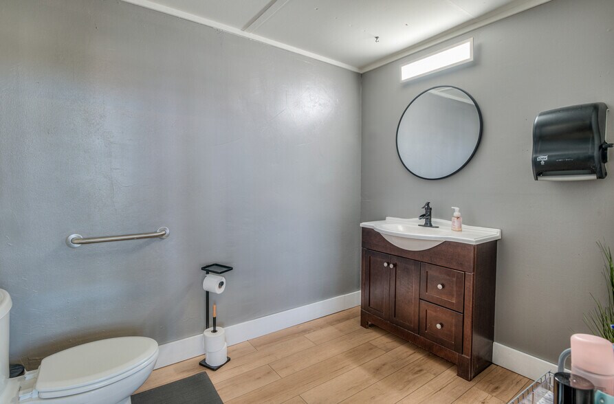 More Photos Of 395 N Main St, Prineville Storefront Retail Residential For Sale