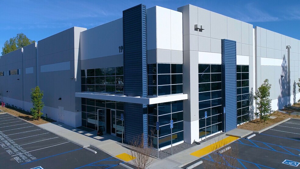 More Photos Of 1998 Surveyor Ave, Simi Valley Warehouse For Lease