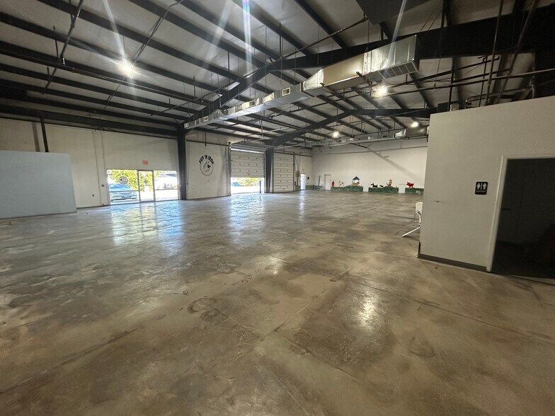 More Photos Of 21 Perchwood Dr, Fredericksburg Showroom For Lease
