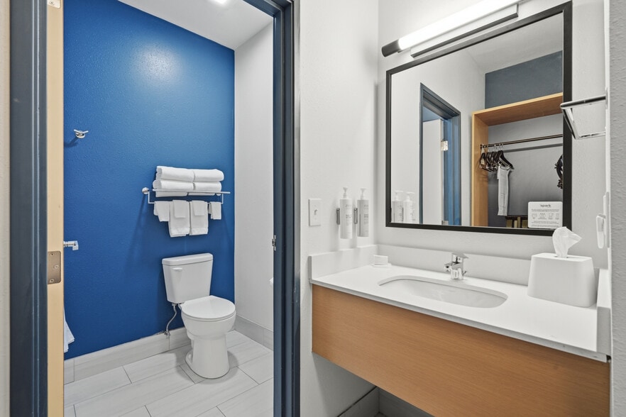 More Photos Of 2705 48th Ave, Moline Hotel For Sale