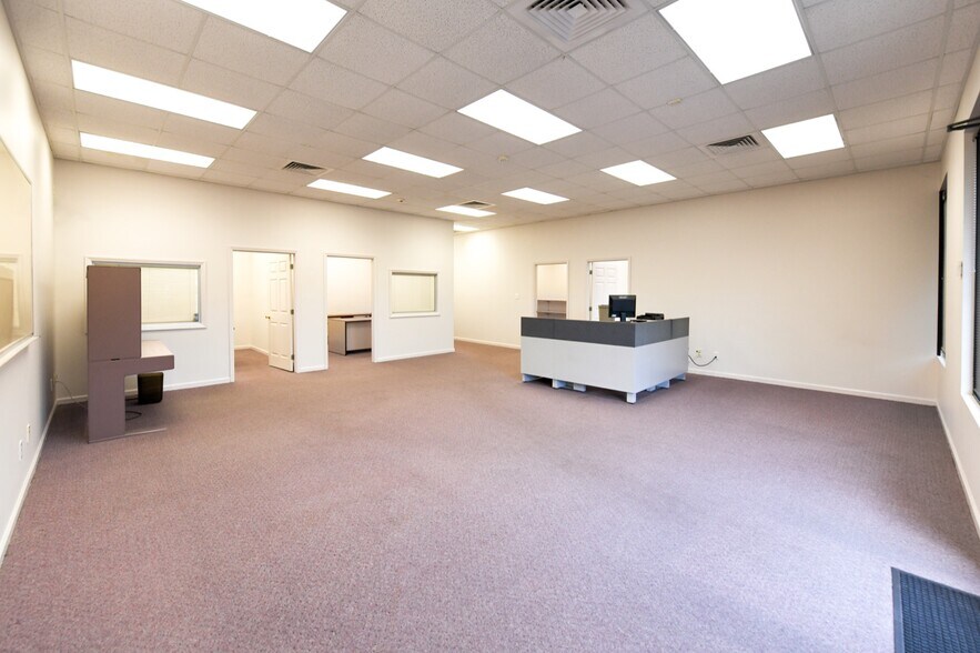 More Photos Of 409 Chicago Dr, Fayetteville Flex For Lease