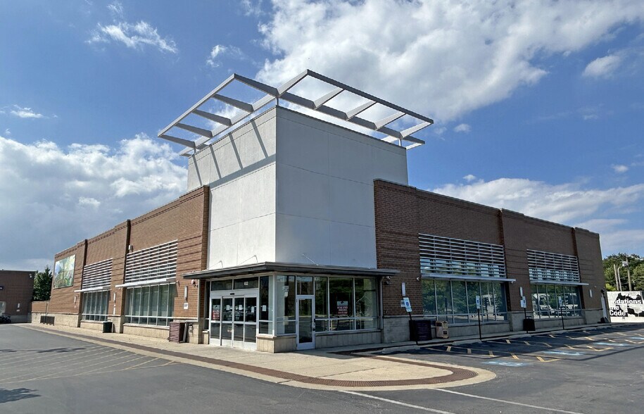 Primary Photo Of 832 W 63rd St, Chicago Supermarket For Lease