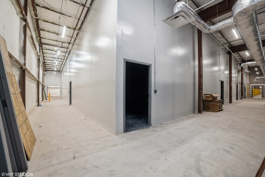 More Photos Of 740 Schneider Dr, South Elgin Manufacturing For Sale