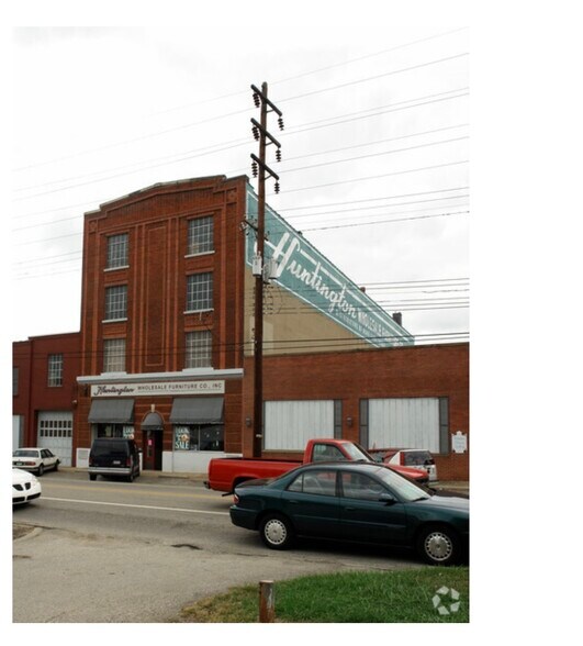 More Photos Of 740 8th Ave, Huntington Warehouse For Lease