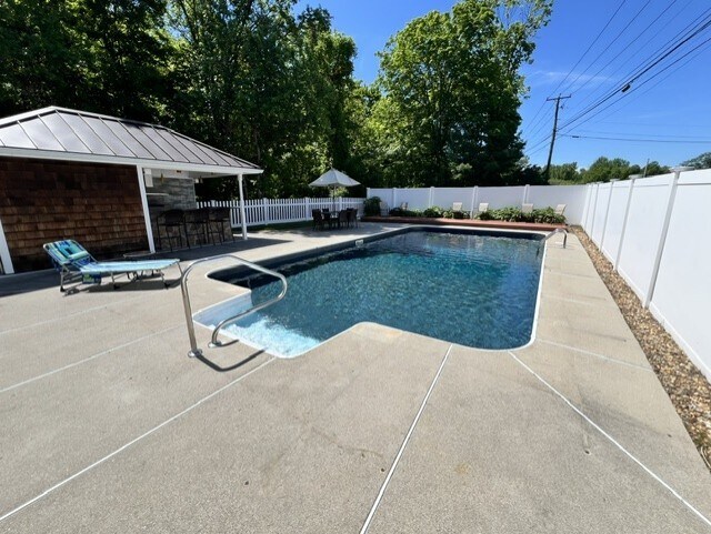 More Photos Of 139 Riverside Dr, Thompson Freestanding For Sale